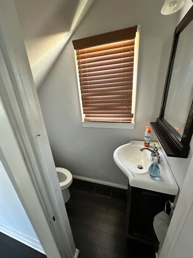 Building Photo - Charming home for rent in Hanford