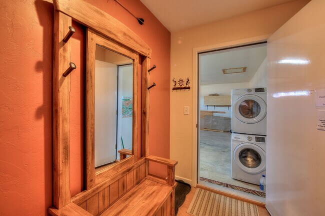Building Photo - 3366 Oleander Ln