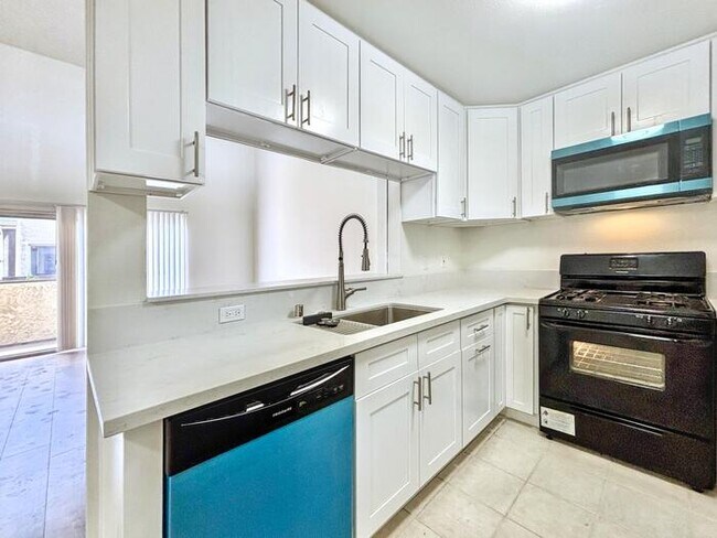 Building Photo - Lovely 2-Bed, 2-Bath Condo with Great Loca...