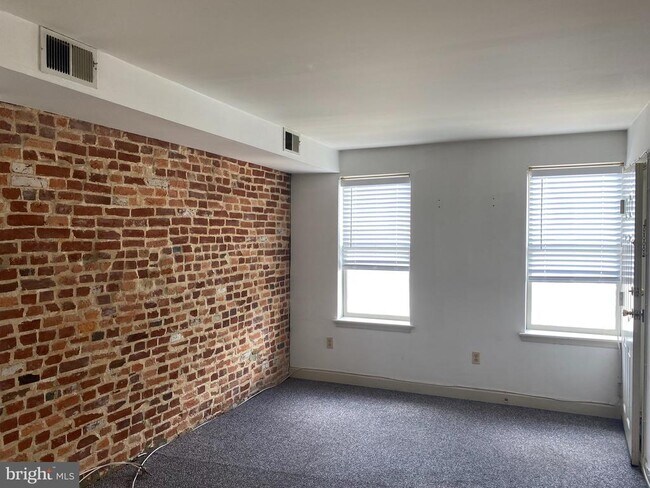 Building Photo - 1 W Henrietta St