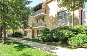 Building Photo - 5534 W Bryn Mawr Ave