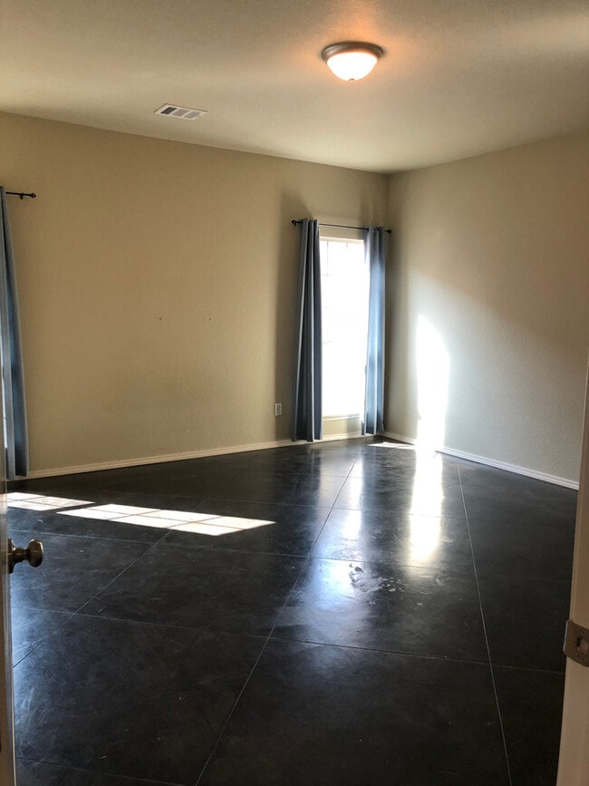Building Photo - Located in HERITAGE HILLS !!! 2016 Built, ...
