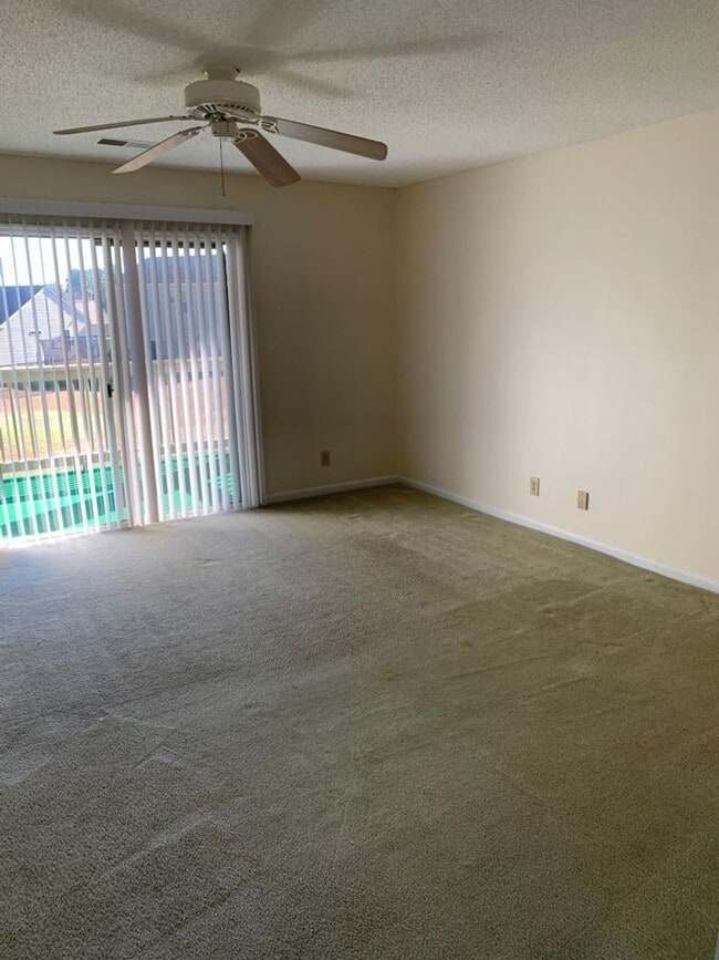 Building Photo - 2 bedroom 2 bath condo. Second Floor $1350/month