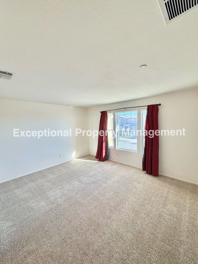 Building Photo - Read to move in 4 bedroom 3 bath home with a den