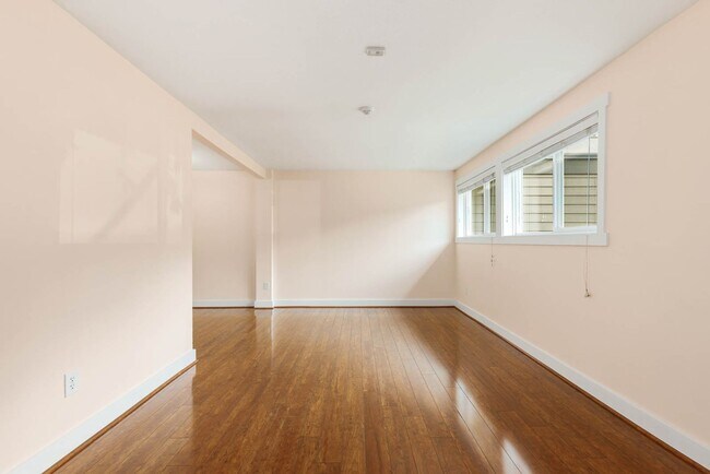 Building Photo - Bright & Updated 2BR Townhome in the Heart of Redmond – Near Light Rail & Marymoor Park