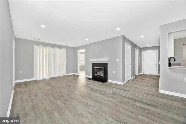 Building Photo - 10001 Vanderbilt Cir