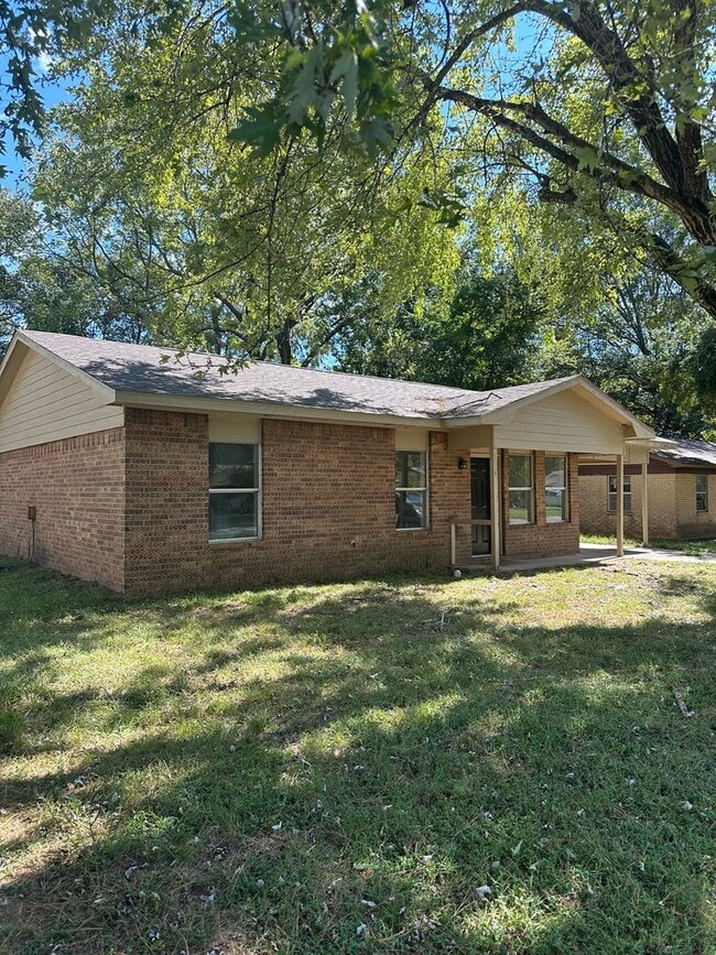 Building Photo - 1002 Harris Dr