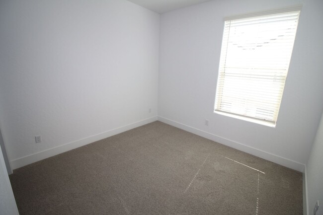 Building Photo - 2737 E Tamarind Dr