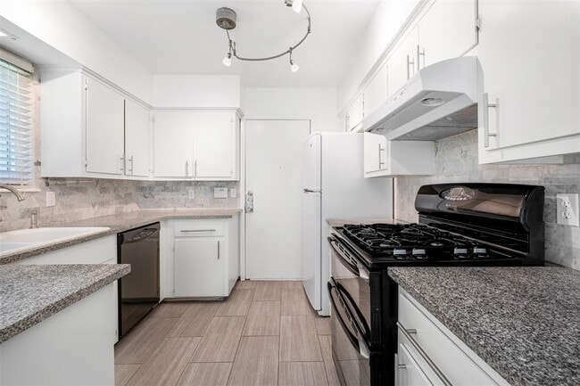 Building Photo - 8600 Clarewood Cir