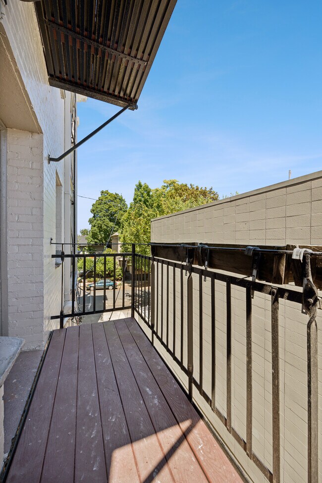 Building Photo - 118 NW King Ave