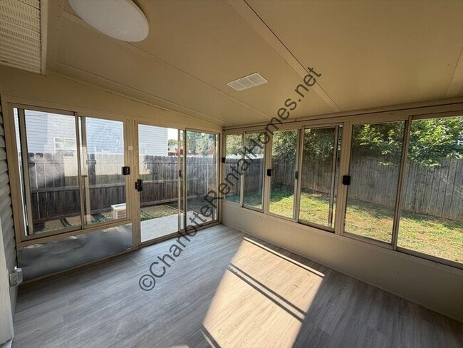 Building Photo - Updated ranch home near uptown!