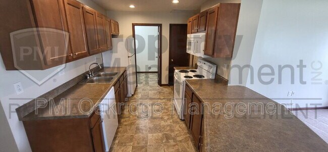 Building Photo - 740 Meadow Glen Ave