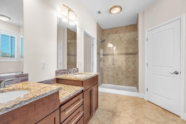 Building Photo - Stunning 4 Bedroom in PRIME Location!!  South of I-10!!