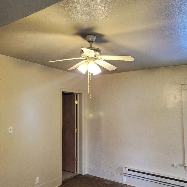 Building Photo - 1 BDRM APARTMENT FOR RENT.