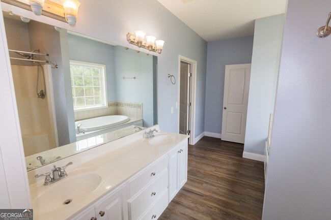 Building Photo - 319 W Leyland Ct