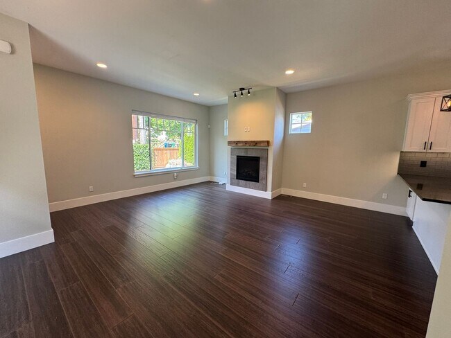 Building Photo - 418 20th Ave