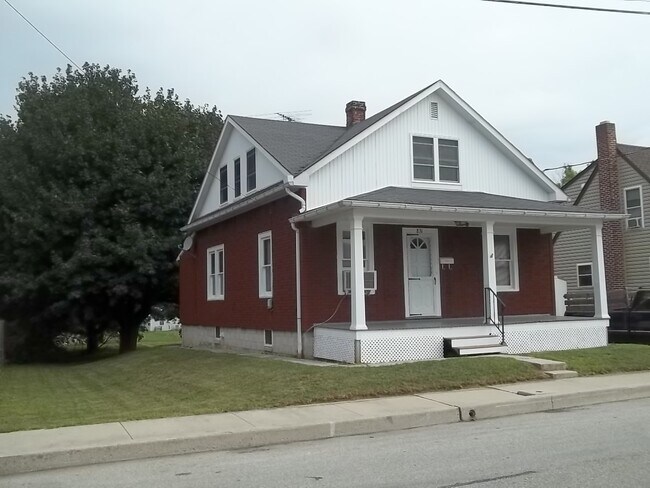Building Photo - 831 W Middle St