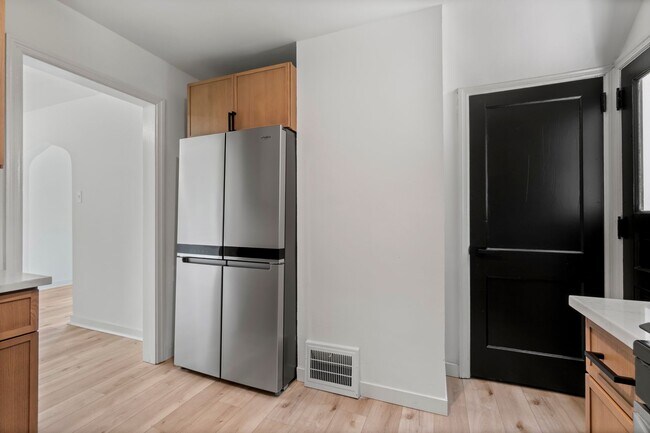 Building Photo - AVAILABLE NOW! RENOVATED 3-BEDROOM!