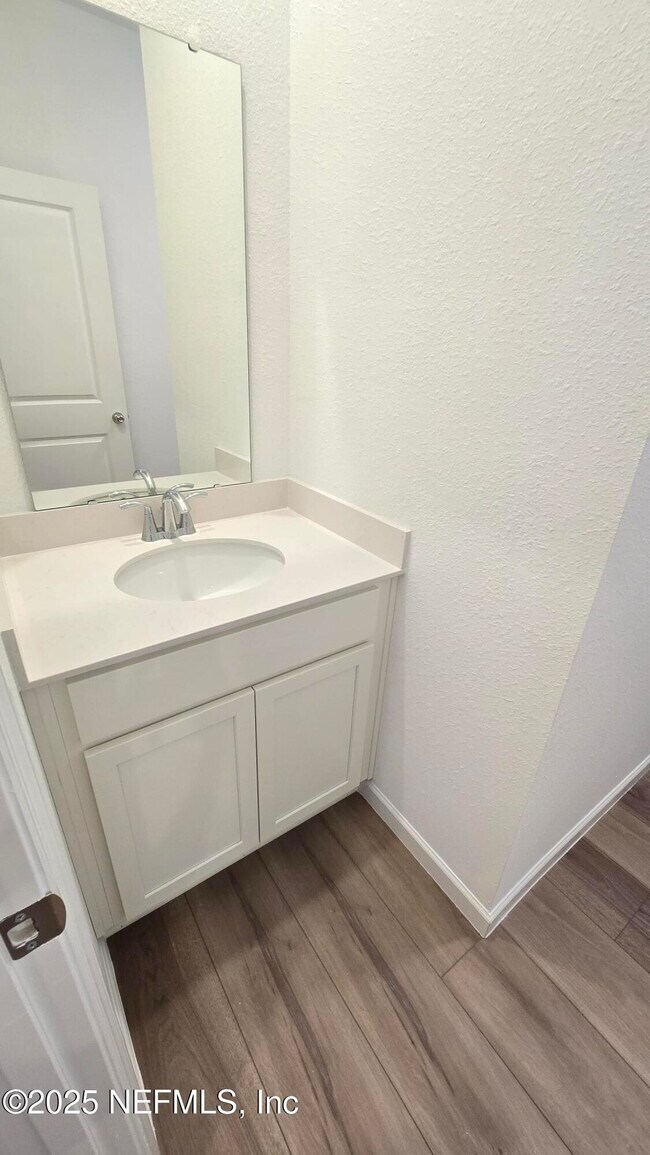Building Photo - 653 Holly Lks Dr