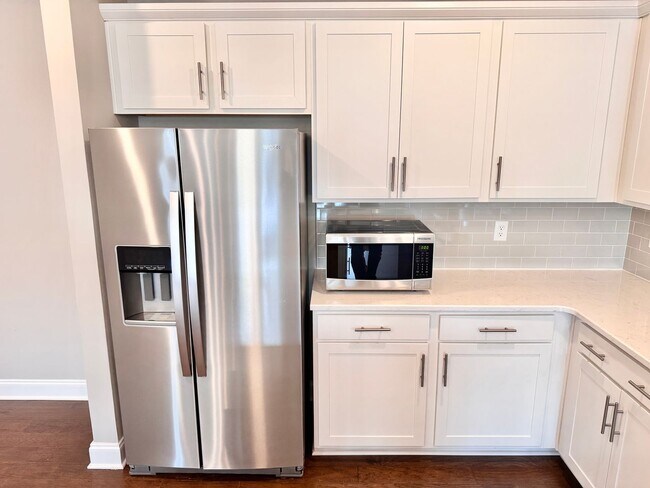 Building Photo - 2 Bed, 2 Bath Condo w/ Elevator Close to D...