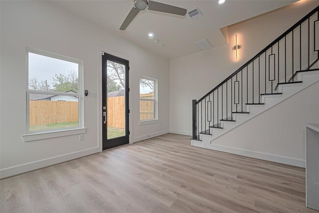 Building Photo - 7918 Parnell St