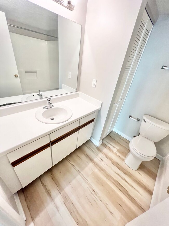 Building Photo - Beautiful 2 Bedroom Condo in Hampton Club ...