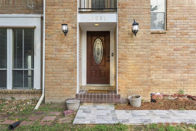 Building Photo - 13051 Meadowline Dr