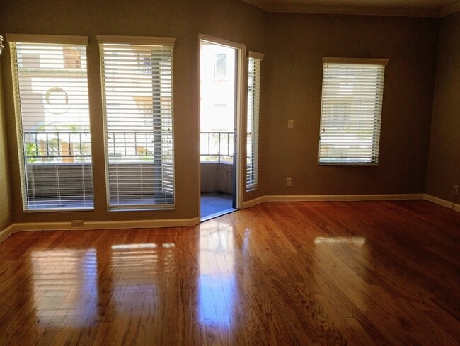 Building Photo - $2595. Marina District upgraded 1bd 1ba with balcony 735 sq ft