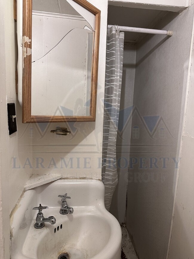 Building Photo - Basement Studio Apartment