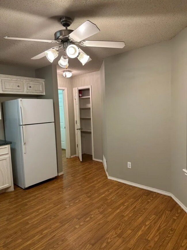 Building Photo - Spacious 3 Bedroom Home