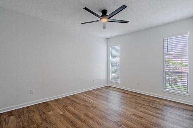 Building Photo - 3406 Forest Village Dr