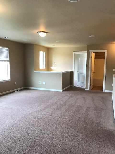 Building Photo - Beautiful Spacious 4BD/2.5BA Home