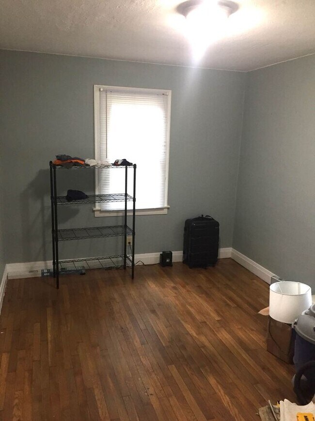 Building Photo - 2230 Riverside Dr NE