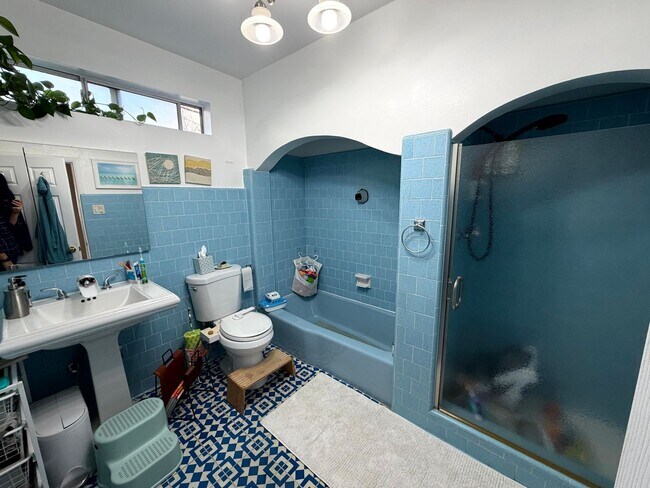 Building Photo - 3730 Edenhurst Ave