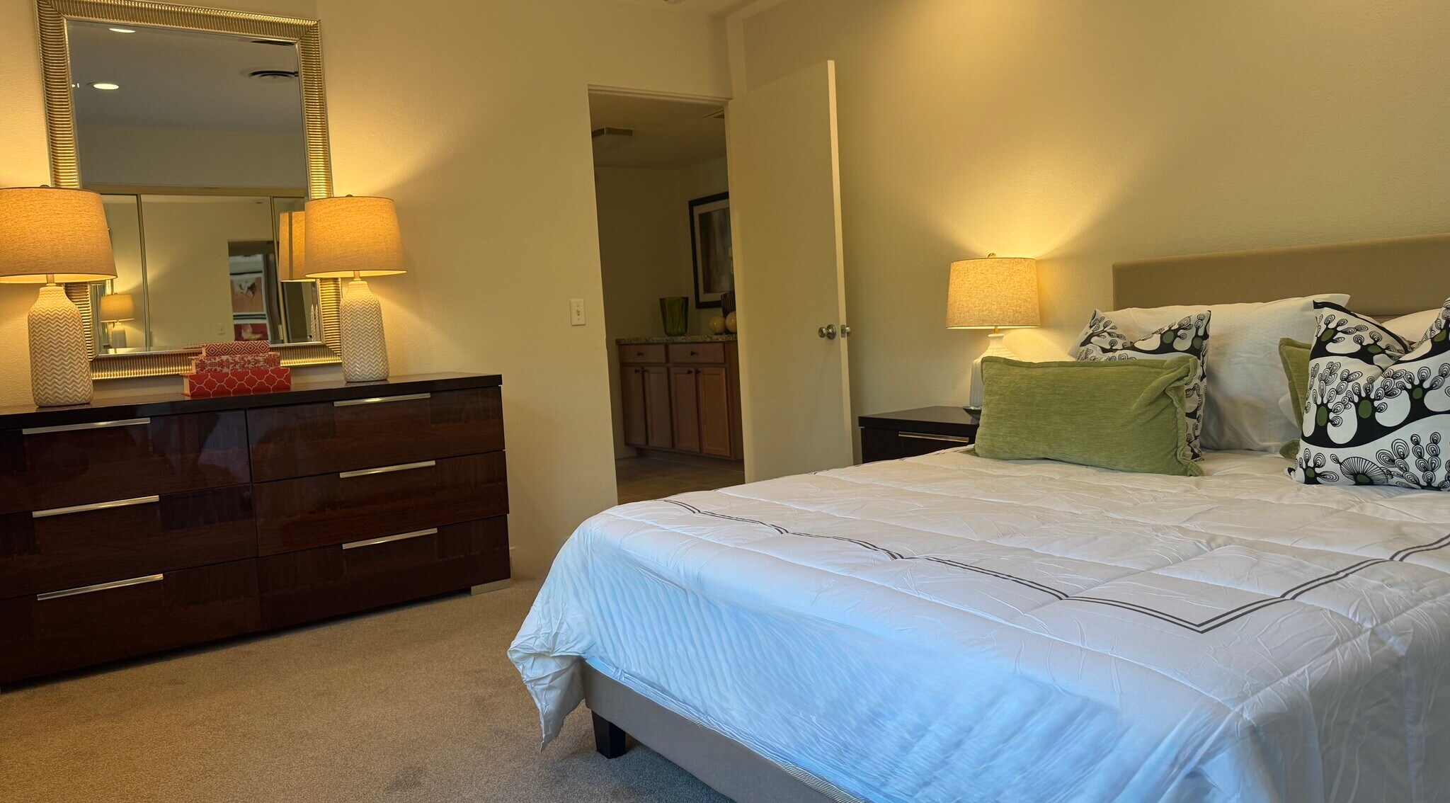 Building Photo - 1486 E Palm Tree Dr