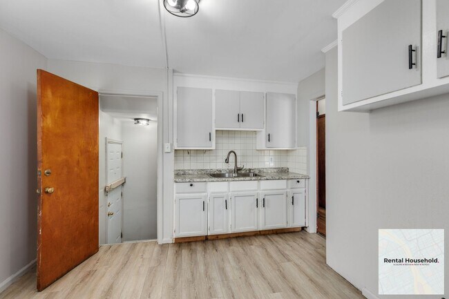 Building Photo - ~ 3 BEDROOM 1 BATH BUNGALOW SECURTIY DEPOSIT SPECIAL ~$500