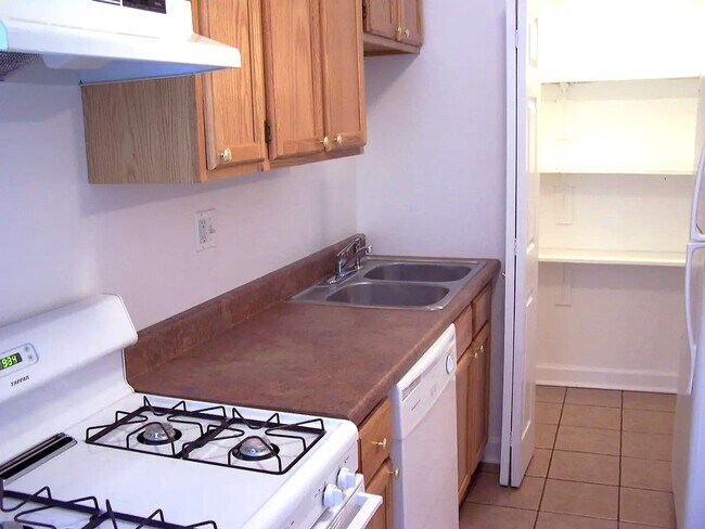 Building Photo - 1911 W Winnemac Ave