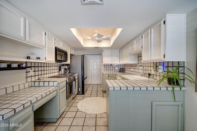 Building Photo - 2511 E Shaw Butte Dr