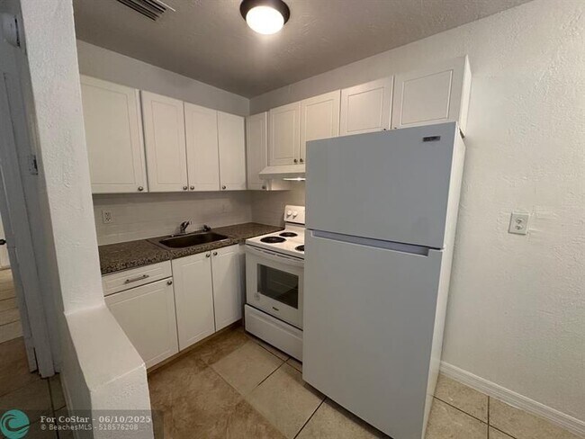 Building Photo - 3791 Riverside Dr