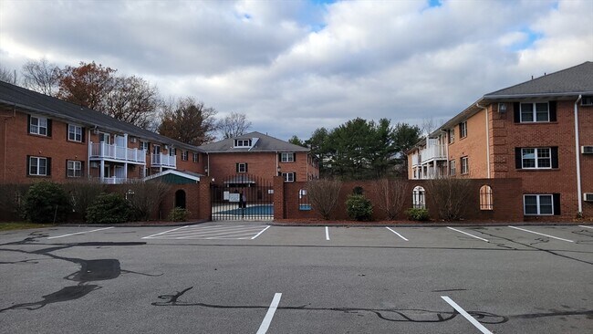 Building Photo - 3 Leonard Rd