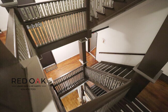 Building Photo - Completely Remodeled Top Floor Studio With...