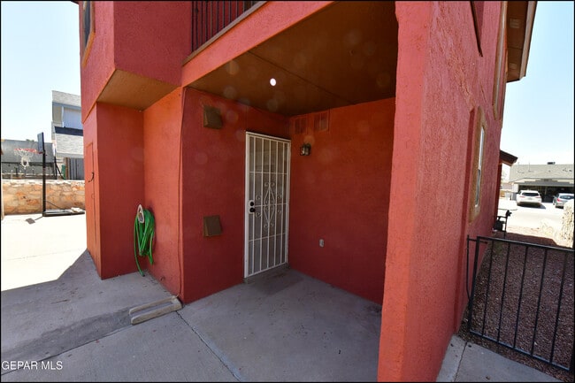 Building Photo - 12121 Tower Hill Dr