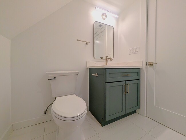 Building Photo - 2437 W Leland Ave