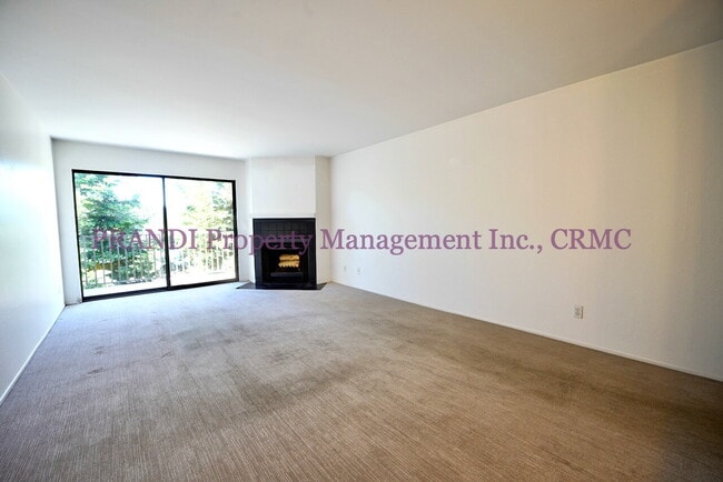 Building Photo - Top Floor, Corner Unit Condo with View and...