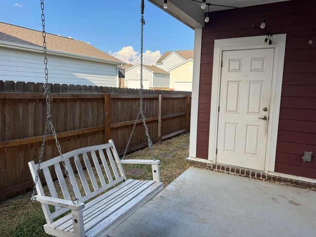 Building Photo - Your Franklin dream rental is here—4 bedrooms, a huge bonus, two en-suites, and an unbeatable loc...