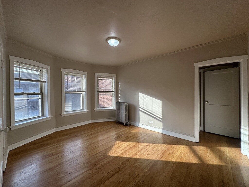 Building Photo - 4055 W Melrose St