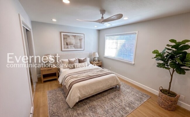 Building Photo - 4-Bed/2-Bath Home /Available Now!