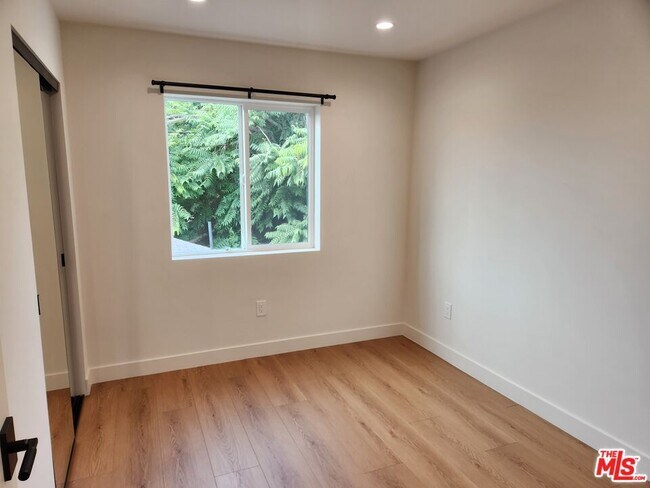 Building Photo - 1154 W 67th St