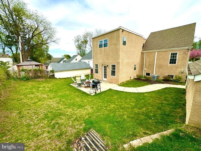 Building Photo - 842 E Cathedral Rd