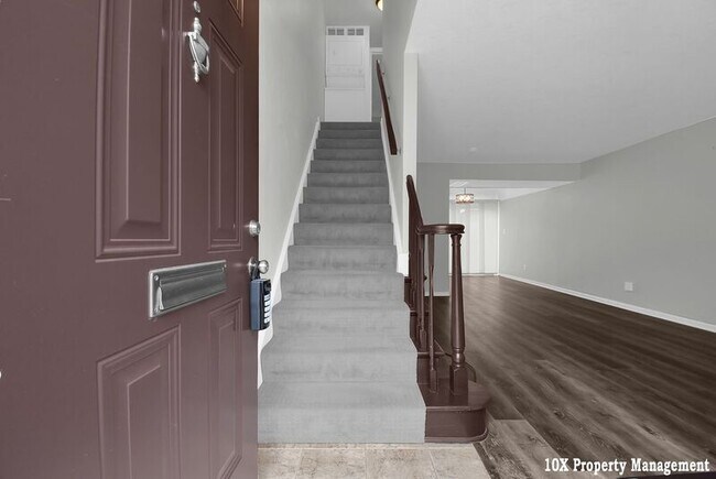 Building Photo - 911 Manor Ln